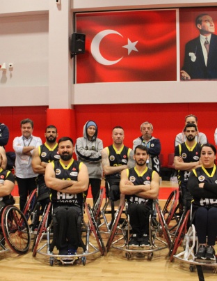 Bursa Bedensel Engelliler Spor Kulübü 62-101 Fenerbahçe Tekerlekli Sandalye Basketbol Takımı